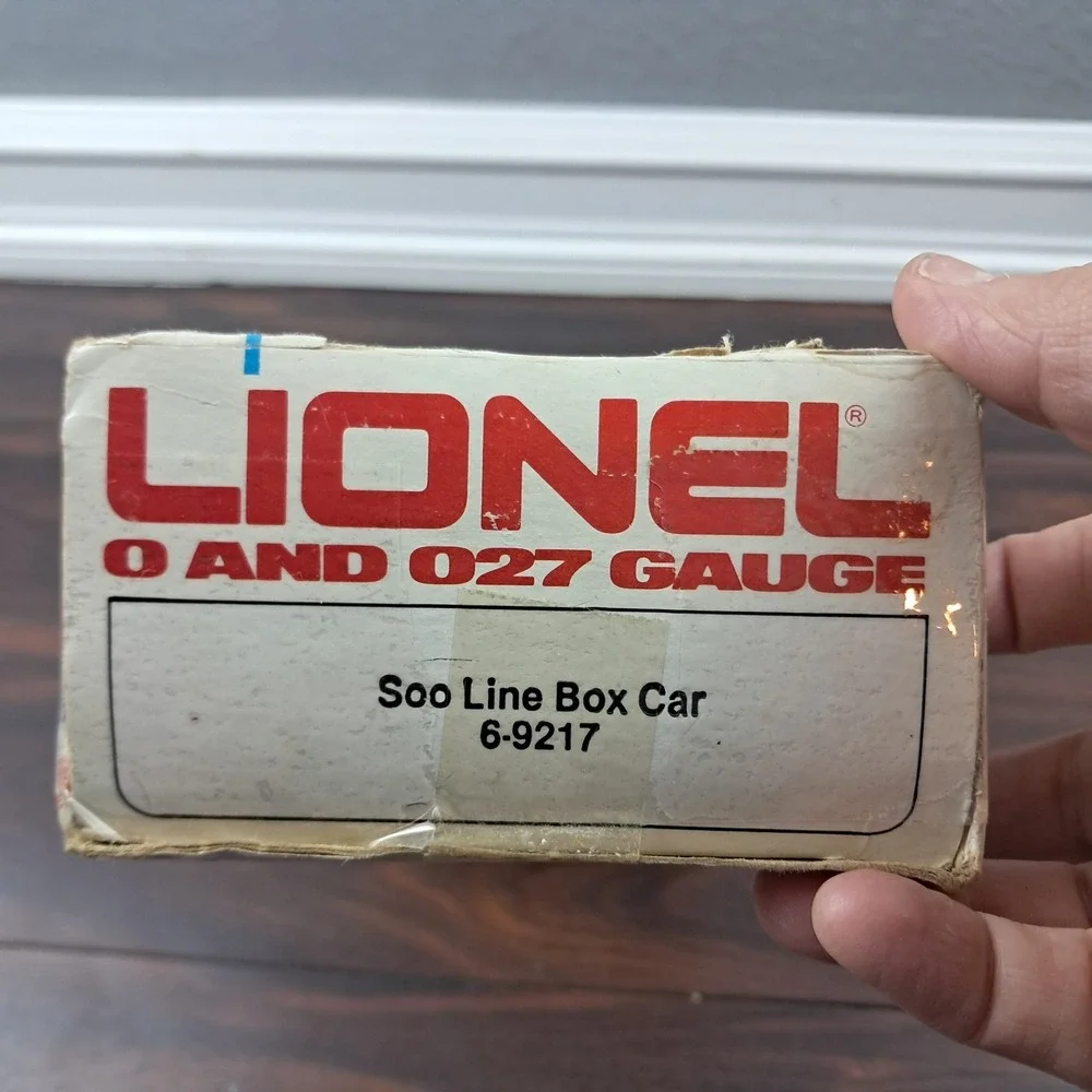 LIONEL 6-9217 SOO LINE OPERATING BOXCAR, 1982-1984 New, But DAMAGED BOX